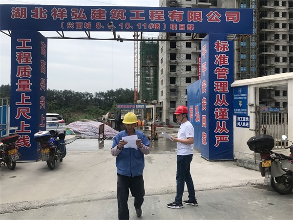 工人仔細閱讀安全生產宣傳資料.jpg