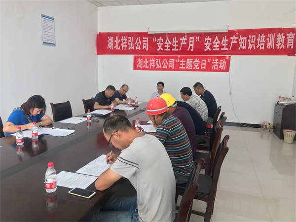 培訓人員認真答題中.jpg