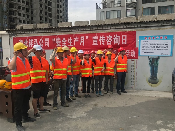 項目經理帶領項目部管理人員進行安全生產宣誓.jpg