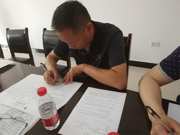 培訓人員認真答題中1.jpg