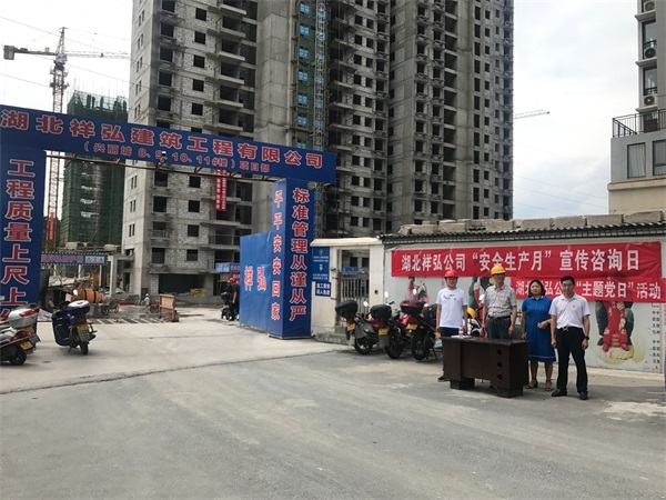 向工人發放安全生產宣傳資料.jpg