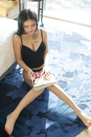 美女把衣服脱完把胸露出来_电影无删减免费在线观看播放